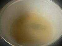 鍋に水、固形スープ、酒、ローリエを入れて煮立て、肉詰め青梗菜を並べ入れ、ベーコンを散らす。