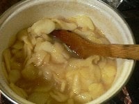 りんごは皮をむき、2～3mm厚のくし切りにする。 鍋にりんご、レモン汁、グラニュー糖、バター、塩、コーンスターチ、シナモンを入れ、中火で20～30分煮て、とろりと煮詰まったところで火からおろす。荒熱がとれたらブランデーを加えてサッと混ぜて冷ましておく。