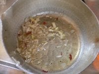 鍋に湯を沸かす。長ネギは細く切って水にさらして白髪ネギにする。小鍋に、ごま油、にんにく、長ネギ、赤唐辛子を入れる。