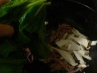 小松菜は洗って根元を切り落として5cm位に切る。エリンギは細く切る。にんにくは薄切り。赤唐辛子は種を取って小口切り。ハムは細切り。
