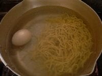 湯が沸いたら麺と、卵を入れる。