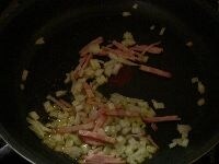 フライパンに油を熱し、ベーコンと玉ねぎを炒める。