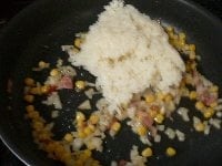 玉ねぎが透き通ったら、納豆を入れて炒め、パラパラにほぐれたら、 コーンとごはんを入れて炒める。