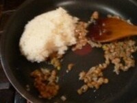 納豆がほぐれたらごはんを入れて炒める。