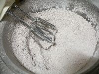 小麦粉、ココア、ベーキングパウダーを泡だて器で混ぜる。又はふるう。