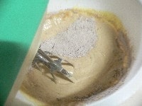 （1．）の粉を2～3回に分けて加え、低速のハンドミキサーで粉っぽさがなくなる程度に混ぜる。　 <br />