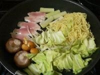 フライパンを熱し、サラダ油を引き、肉、野菜、麺を焼く。 　