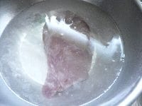 豚レバーは、丸のまま15分ほど水につけて血抜きし、5～6mm厚さに切る。