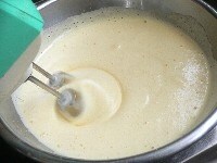 小麦粉は2回ふるっておく。内釜にサラダ油を薄くぬる。バターを電子レンジ（600W）に30秒ほどかけて溶かす。ボゥルに卵と砂糖をとり、別のボゥルに湯（3秒以上、手を入れてられない程のお湯）を入れ、湯煎にかけながら泡立て、上から垂らした生地で書いた文字が、しばらく消えない位、しっかり泡立てる。