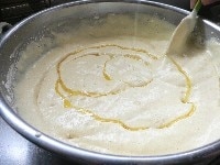 次に温かいバターを入れ、底をすくうようにして混ぜる。