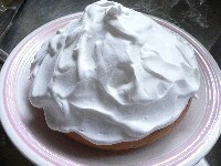 ホイップクリームをのせて大雑把にぬる。広げたラップの上に塩キャラメルクリームをのせて、茶巾のように包んで爪楊枝で2～3ヶ所に穴を開けて、ケーキの上に絞り出す。