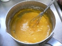 鍋に小麦粉とコーンスターチを入れて泡だて器で混ぜる。次に卵黄と砂糖を入れてよく混ぜる。