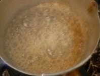 鍋に砂糖と水を入れて中火にかけ、鍋を回して砂糖を溶かして煮詰め、だんだん焦げ色が付いてきたら、目を離さずに見守り、時々鍋をまわしてほどよい茶色にして火を止める。