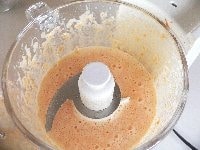 フードプロセッサーに卵を入れて3秒攪拌（かくはん）し、サラダ油を3回に分けて加えて攪拌し、砂糖、人参、パイナップルを入れ、細かくなるまで攪拌する。