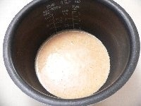 サラダ油を薄くぬった内釜に生地を流しいれる。炊飯器にセットして、高速炊きで炊く。