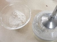 米をスーパーグラインダーにかけて粉にする。 出来上がった粉は、使用した米の重量より、少し重くなる。