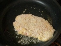 ロースはスジを切り、塩コショウして小麦粉をまぶし、卵液にくぐらせ、パン粉をまぶす。フライパンに油を熱し、とんかつをのせ、蓋をして焼き、こんがり焼けたら裏返して焼く。