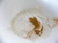 薄力粉、ベーキングパウダー、砂糖、塩、スキムミルク、カレー粉を泡だて器で混ぜる。 次に卵、水、サラダ油を加えて混ぜる。 <br />
