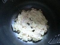 内釜にサラダ油を薄く塗り、（2）を敷く。<br />
