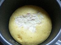 早炊きコースでスイッチが切れたら、もう一度スイッチを入れる。（スイッチが切れた時点で自動的に普通炊きになってるのでそのまま押す。） 炊けたら、内釜を滑らせて取り出す。