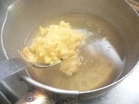 鍋に湯を沸かして固形スープを入れ、スープが溶けたら、酒、塩コショウで味を調える。再び沸騰したら（1）を入れ、軽く混ぜて弱火にする。 <br />