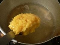 鍋に水を沸かし、固形スープ、酒、笹身を入れて煮て、煮えたら取り出して細く裂いて鍋に戻し、塩コショウで味を調える。スープが再び沸騰したら（5）を入れて軽く混ぜて弱火にする。 <br />