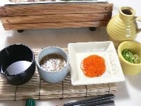 市販の麺つゆを規定の水で割って蕎麦つゆを作り、容器に入れて冷やしておく。生春巻き用スイートチリソースを小皿に取る。