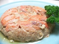 炊飯器で、塩鮭と豚ひき肉の重ね蒸し。<br />