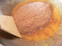 （1）の粉を広げ入れ、ゴムベラでよく混ぜる。