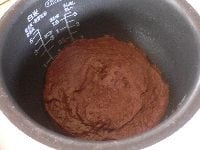 薄くサラダ油をぬった内釜に流し入れ、ゴムベラでならして、真ん中を凹み加減にし、普通コースで炊く。