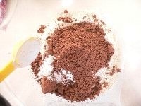 薄力粉、ココア、ベーキングパウダーをボウルに取り、泡だて器でかき混ぜてココアの粒々をなくす。