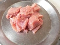 鮭の骨と皮を取り除いてぶつ切りにし、酒を小さじ1ふりかけておく。サヤインゲンは塩茹でするか、電子レンジで火を通し、1cmの小口切りにする。パプリカは細く切る。