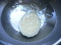 ボールに氷水を張って、その中に（<b>2</b>）を落とす。 冷えたら手で丸くちぎり、水を切って器に盛り、キュウリの小口切りとワサビをのせる。 しょう油をたらりとかけて食べる。