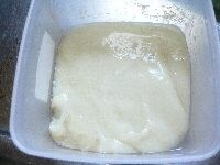 残った豆腐は、手で持って水を切り、平らな容器に入れて冷蔵庫で冷やす。