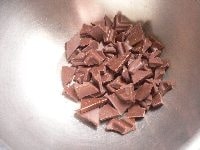 チョコを細かく割ってボウルに入れる。