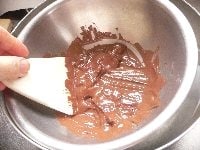 チョコが柔らかくなったら、ゴムベラですり混ぜるようにして溶かす。