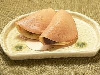 皮の薄いどら焼きといった感じの和菓子で、中にはこし餡が入ってます。
