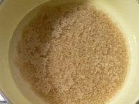 玄米をザルに取って洗い、バットかボウルに入れてひたひたのぬるま湯を注ぎ、発芽玄米を作る。 <br />
<br />
発芽するまで、水が腐らないように、時々水を取り替える。 <br />
<br />