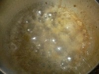 砂糖を加えて中火にかけて煮詰め、周囲が焦げてきたら弱火にし、鍋を回して均一なカラメル色にする。