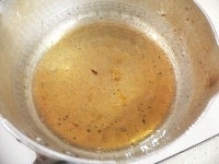 次に湯大さじ2を加えて煮溶かし、プリンのカラメルより薄い色と濃度に仕上げる。