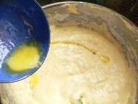 次に温かいバターを入れ、底をすくうようにして混ぜる。内釜に流し入れて炊く。