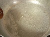 鍋に砂糖と水を取って火にかけ、すくって落としてみて、とろりと粘って落ちるくらいまで煮詰める。 　