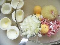 じゃが芋をよく洗って芽をくりぬき、電子レンジ（500W）で約3分加熱して皮をむく。 ハムを小さく刻む。切り取った白身も小さく刻む。<br />
黄身、刻んだ白身、玉ネギ、ハム、じゃが芋をボウルに取り、スプーンでつぶす。 塩コショウ、マヨネーズを加えて混ぜる。  <br clear="all" />