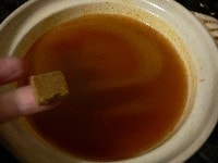水と固形スープを入れる。