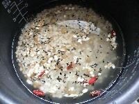 米をといで、五穀米を加え、炊飯器の2合の線まで水を入れ、30分～1時間浸しておく。
