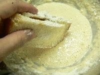 小麦粉、卵少々、水を混ぜて、塩コショウして衣を作り、 カレーパンをくぐらせる。