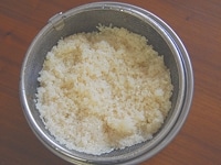 お米を洗い、炊飯器に洗ったお米と同量の水を入れて１時間水に浸しておきます。