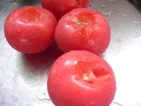 トマトを洗ってヘタをくり抜く。