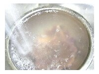 レバーはよく水洗いをする。水が沸騰した鍋に生姜5ｍｍスライス3枚、酒大さじ1で3分間茹でる。<br />