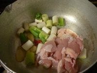 鍋にサラダ油を熱し、しょうが、赤唐辛子、長ネギ、鶏肉を入れて炒める。
